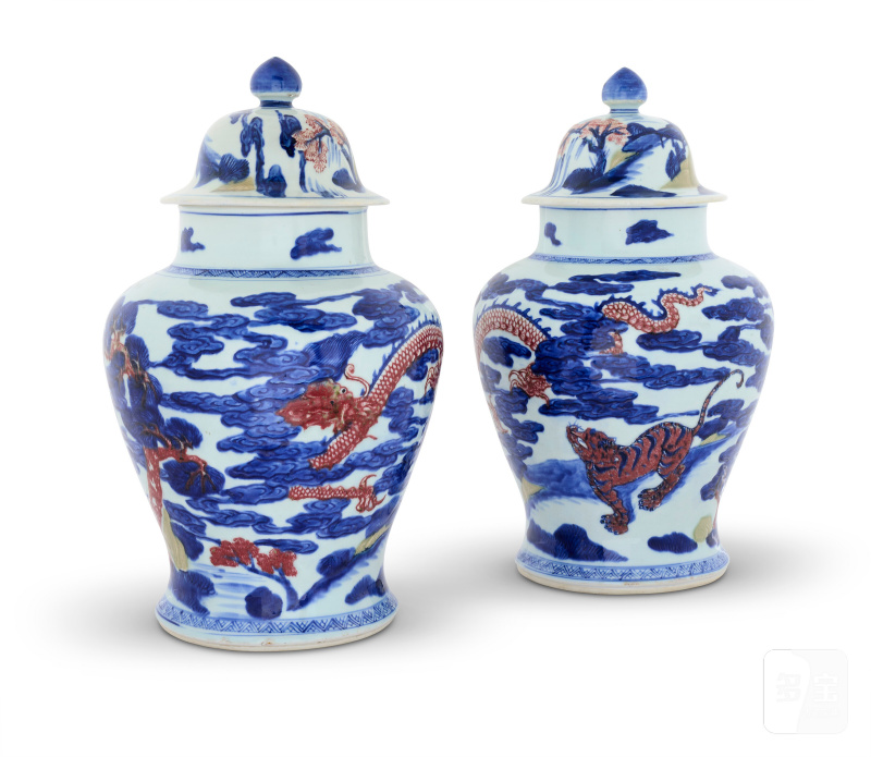 PAIRE DE POTICHES COUVERTES EN PORCELAINE BLEU BLANC, CÉLADON ET ROUGE DE CUIVRE  CHINE, DYNASTIE QING, ÉPOQUE KANGXI (1662-1722) - 图2